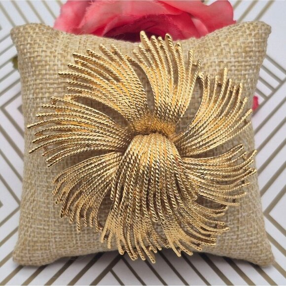 Monet Brooch Pin 1960s Gold Tone Cordelia Sunburst Vintage Book Piece Retro - Picture 3 of 6